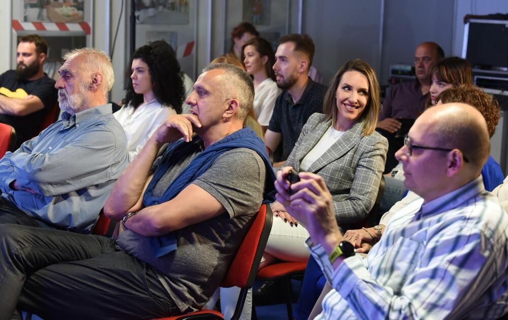 <p>Ostaje otvoreno pitanje zašto ovaj prostor ne reaguje na adekvatan način na ovakvu knjigu, istakao je Balša Brković večeras na Međunarodnom podgoričkom sajmu knjiga i obrazovanja i najavio da će u okviru Sajma u subotu biti promovisan i "Monitor naše slobode", još jedna velika i važna knjiga Miodraga Perovića</p>