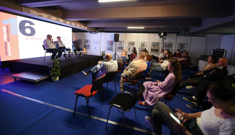 <p>Ostaje otvoreno pitanje zašto ovaj prostor ne reaguje na adekvatan način na ovakvu knjigu, istakao je Balša Brković večeras na Međunarodnom podgoričkom sajmu knjiga i obrazovanja i najavio da će u okviru Sajma u subotu biti promovisan i "Monitor naše slobode", još jedna velika i važna knjiga Miodraga Perovića</p>