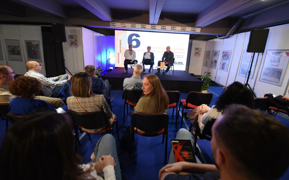 <p>Ostaje otvoreno pitanje zašto ovaj prostor ne reaguje na adekvatan način na ovakvu knjigu, istakao je Balša Brković večeras na Međunarodnom podgoričkom sajmu knjiga i obrazovanja i najavio da će u okviru Sajma u subotu biti promovisan i "Monitor naše slobode", još jedna velika i važna knjiga Miodraga Perovića</p>