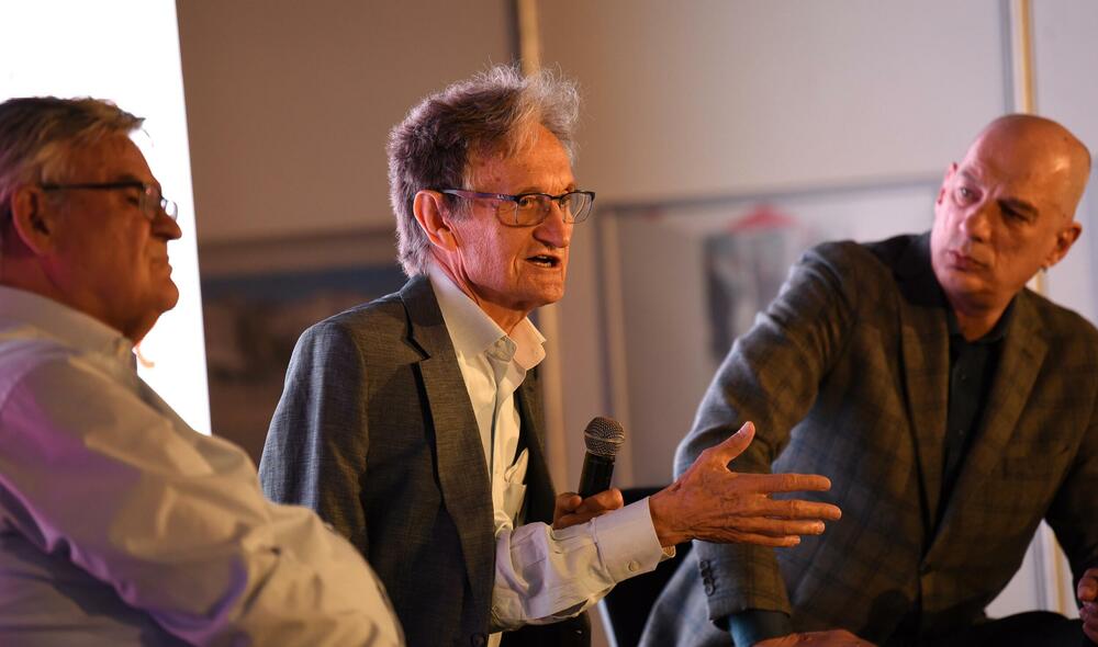 <p>Ostaje otvoreno pitanje zašto ovaj prostor ne reaguje na adekvatan način na ovakvu knjigu, istakao je Balša Brković večeras na Međunarodnom podgoričkom sajmu knjiga i obrazovanja i najavio da će u okviru Sajma u subotu biti promovisan i "Monitor naše slobode", još jedna velika i važna knjiga Miodraga Perovića</p>