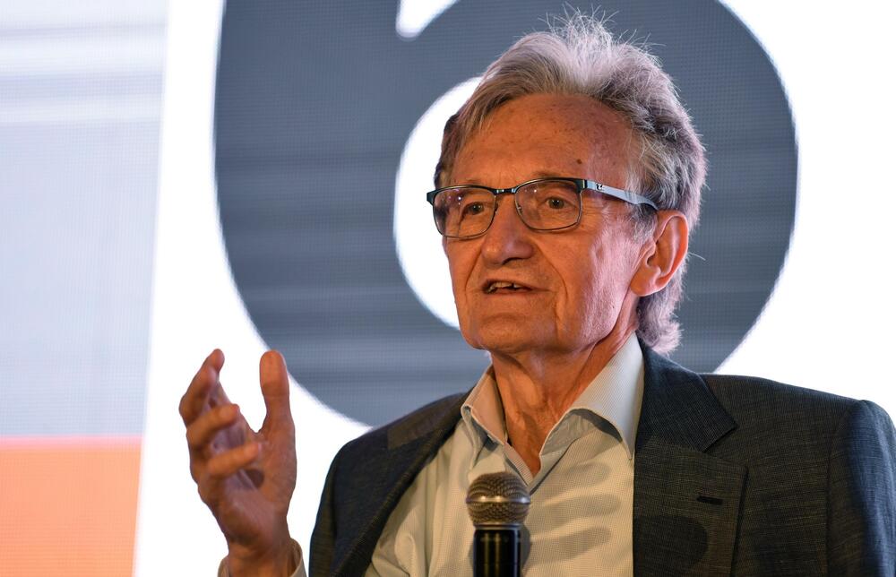 <p>Ostaje otvoreno pitanje zašto ovaj prostor ne reaguje na adekvatan način na ovakvu knjigu, istakao je Balša Brković večeras na Međunarodnom podgoričkom sajmu knjiga i obrazovanja i najavio da će u okviru Sajma u subotu biti promovisan i "Monitor naše slobode", još jedna velika i važna knjiga Miodraga Perovića</p>