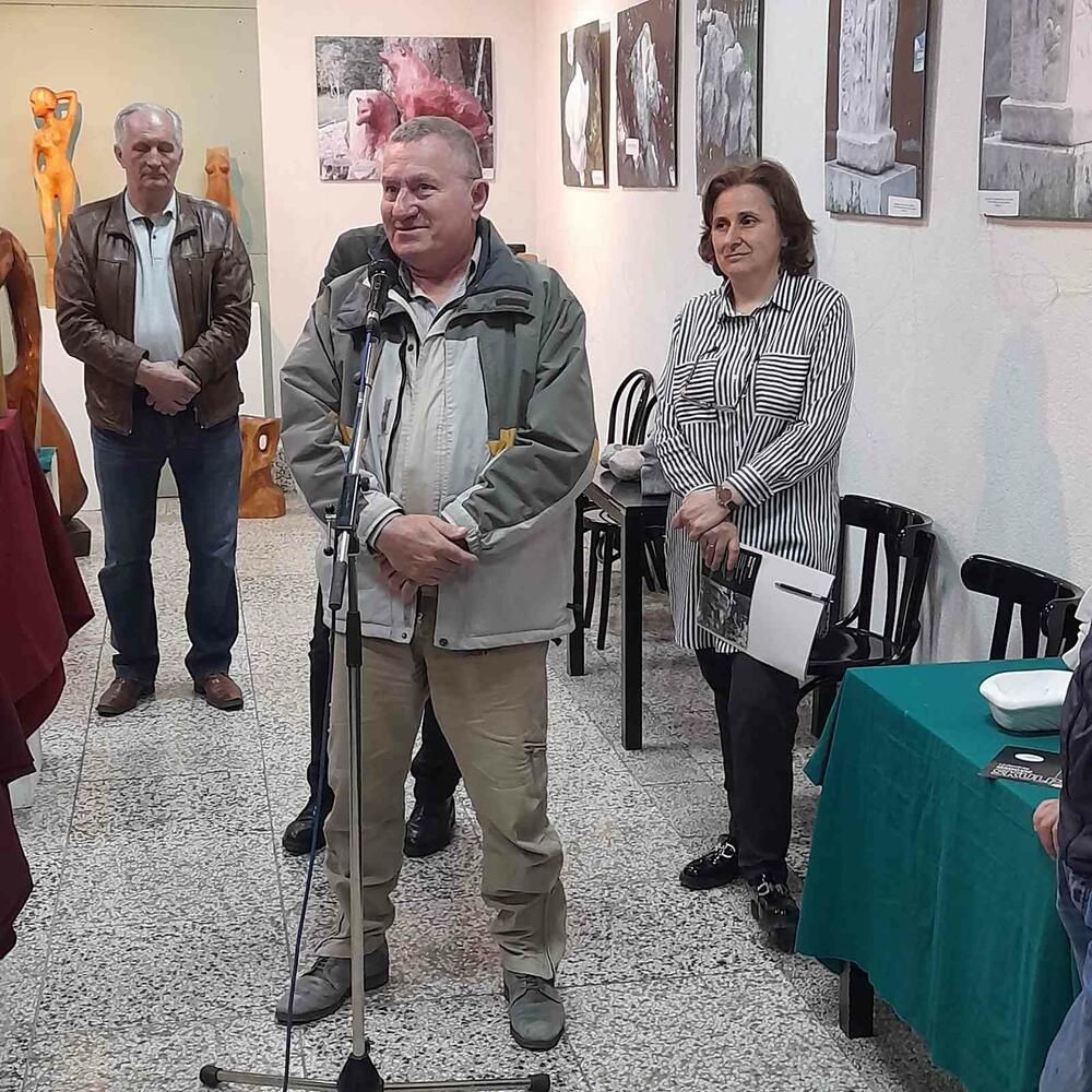<p>"Njegove skulpture su lični doživljaj ljudi i stvari gdje se kombinuje klasično i moderno”, istakla je direktorica kolašinskog Centra za kulturu Gorica Ilinčić</p>