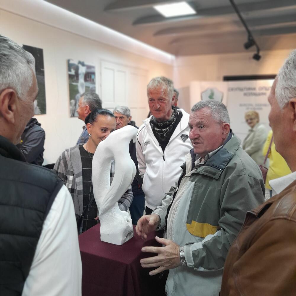 <p>"Njegove skulpture su lični doživljaj ljudi i stvari gdje se kombinuje klasično i moderno”, istakla je direktorica kolašinskog Centra za kulturu Gorica Ilinčić</p>