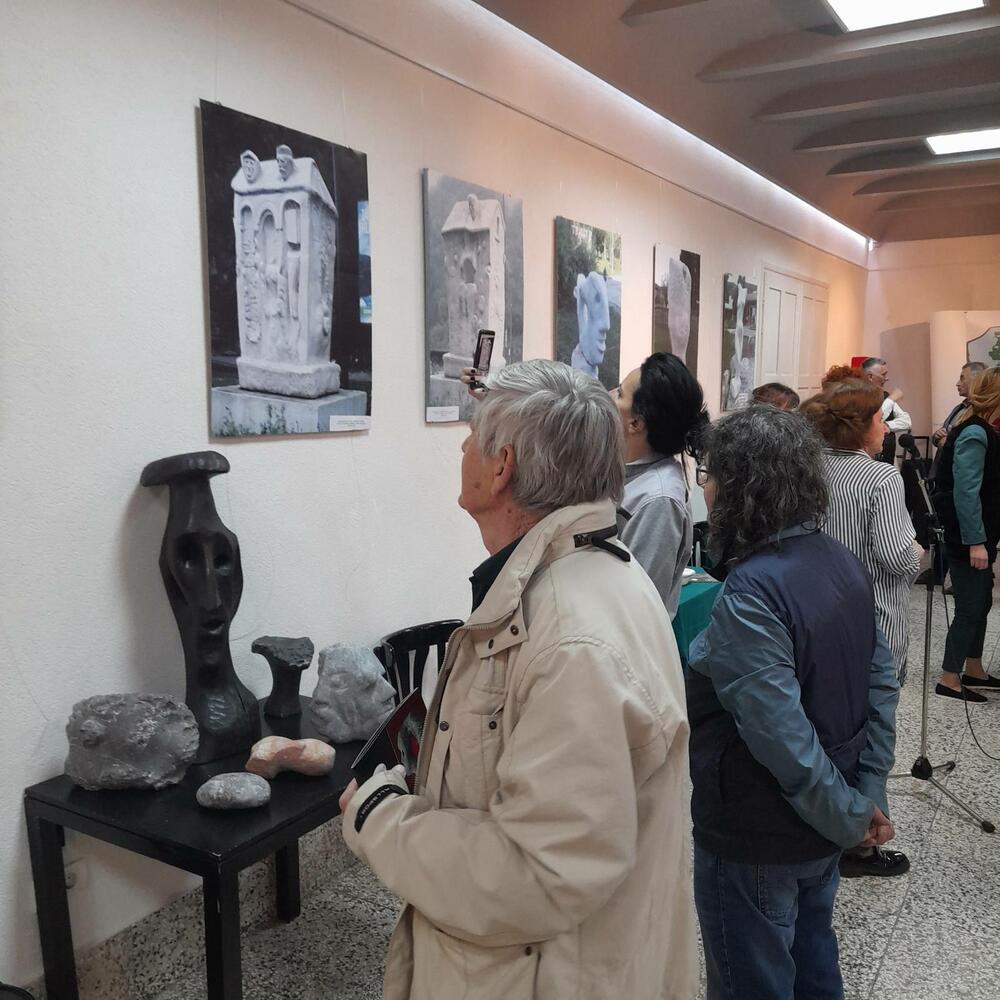 <p>"Njegove skulpture su lični doživljaj ljudi i stvari gdje se kombinuje klasično i moderno”, istakla je direktorica kolašinskog Centra za kulturu Gorica Ilinčić</p>