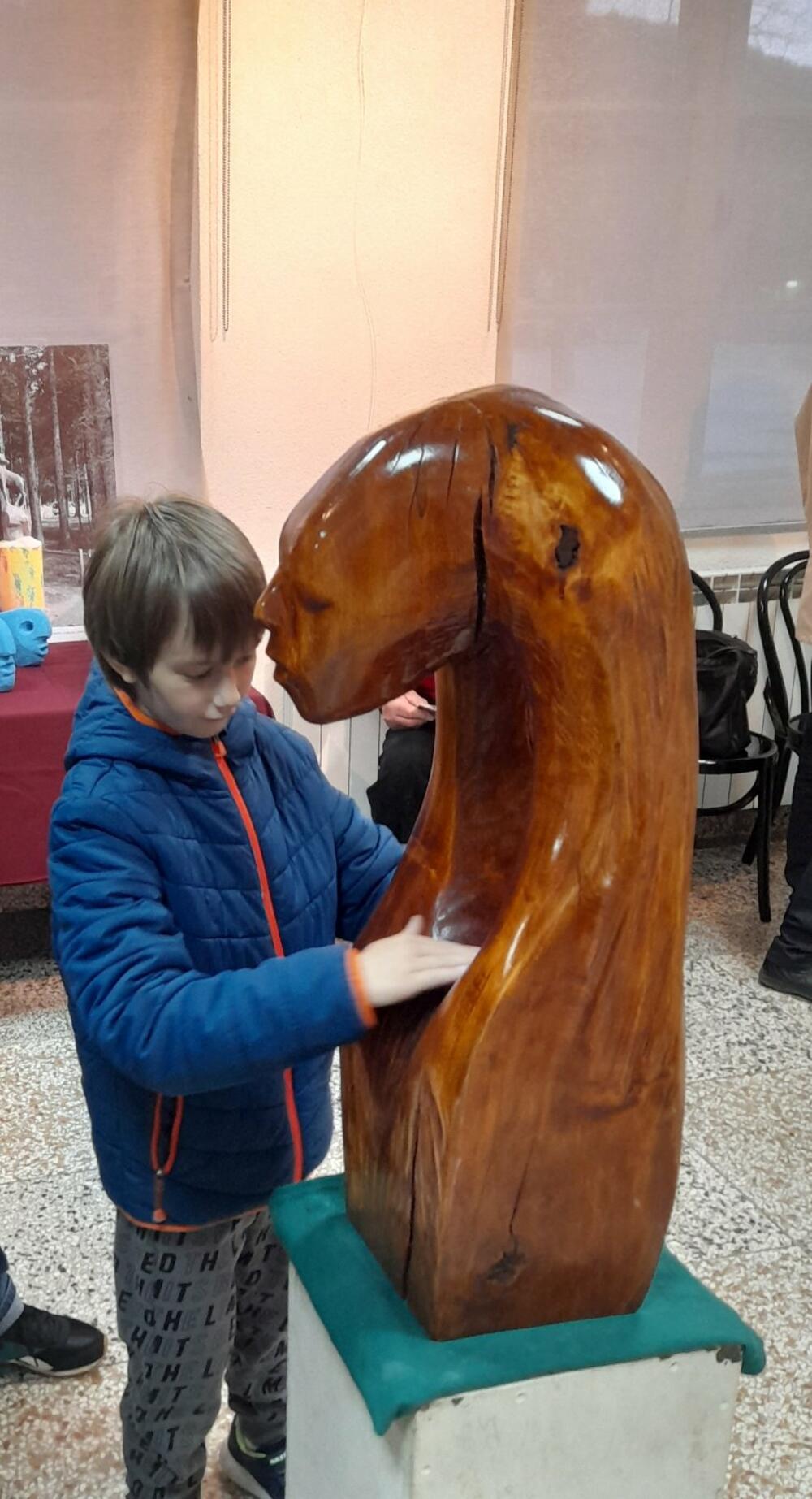 <p>"Njegove skulpture su lični doživljaj ljudi i stvari gdje se kombinuje klasično i moderno”, istakla je direktorica kolašinskog Centra za kulturu Gorica Ilinčić</p>