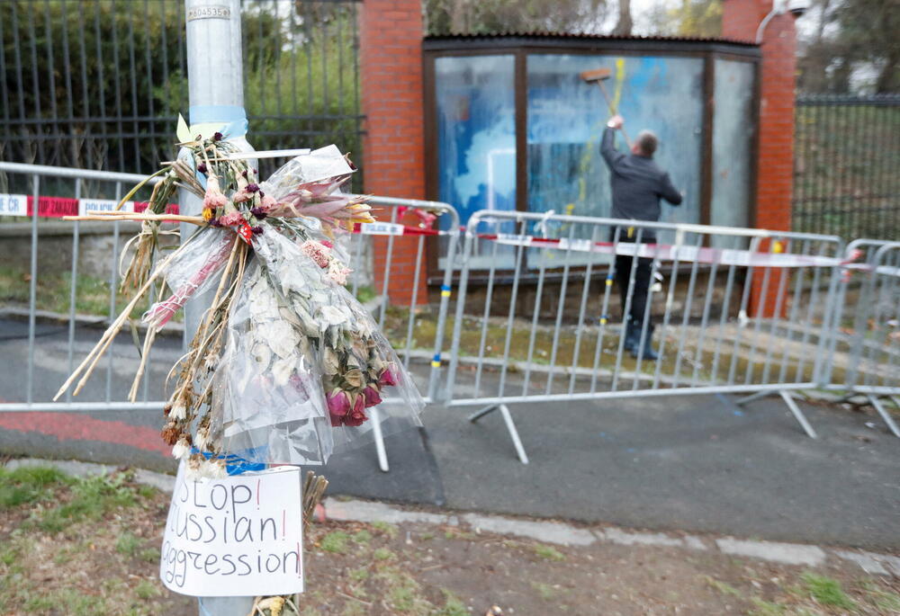 Prozor ruske ambasade u Pragu bio je isprskan bojama ukrajinske zastave