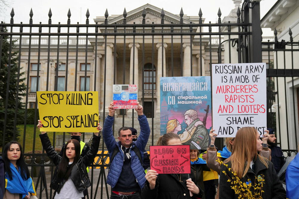 Demonstracije ispred ruske ambasade u Varšavi