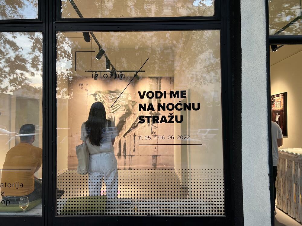 <p>"Usljed investitorske megalomanije, kolektivne amnezije i nebrige za kulturno nasljeđe, prostor grada - njegove ulice i arhitektonska zdanja bivaju izmijenjena, uništavana i brisana preko noći", istakla je umjetnica</p>