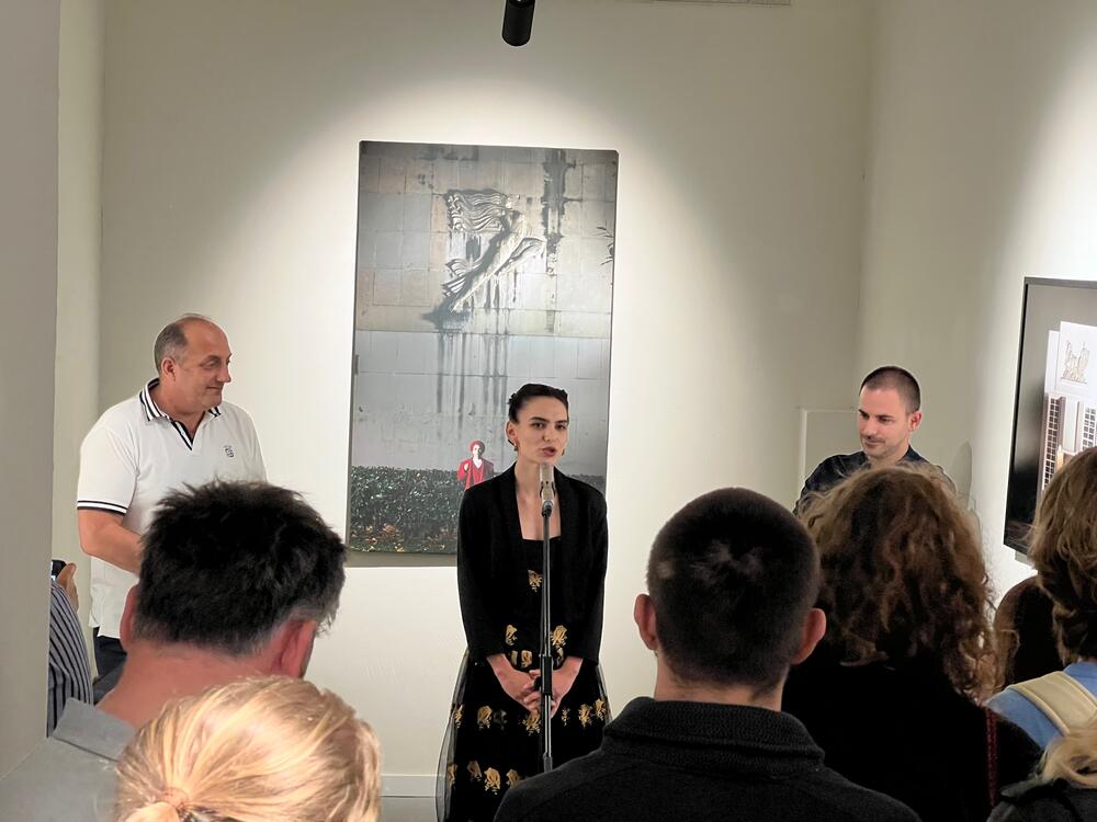 <p>"Usljed investitorske megalomanije, kolektivne amnezije i nebrige za kulturno nasljeđe, prostor grada - njegove ulice i arhitektonska zdanja bivaju izmijenjena, uništavana i brisana preko noći", istakla je umjetnica</p>