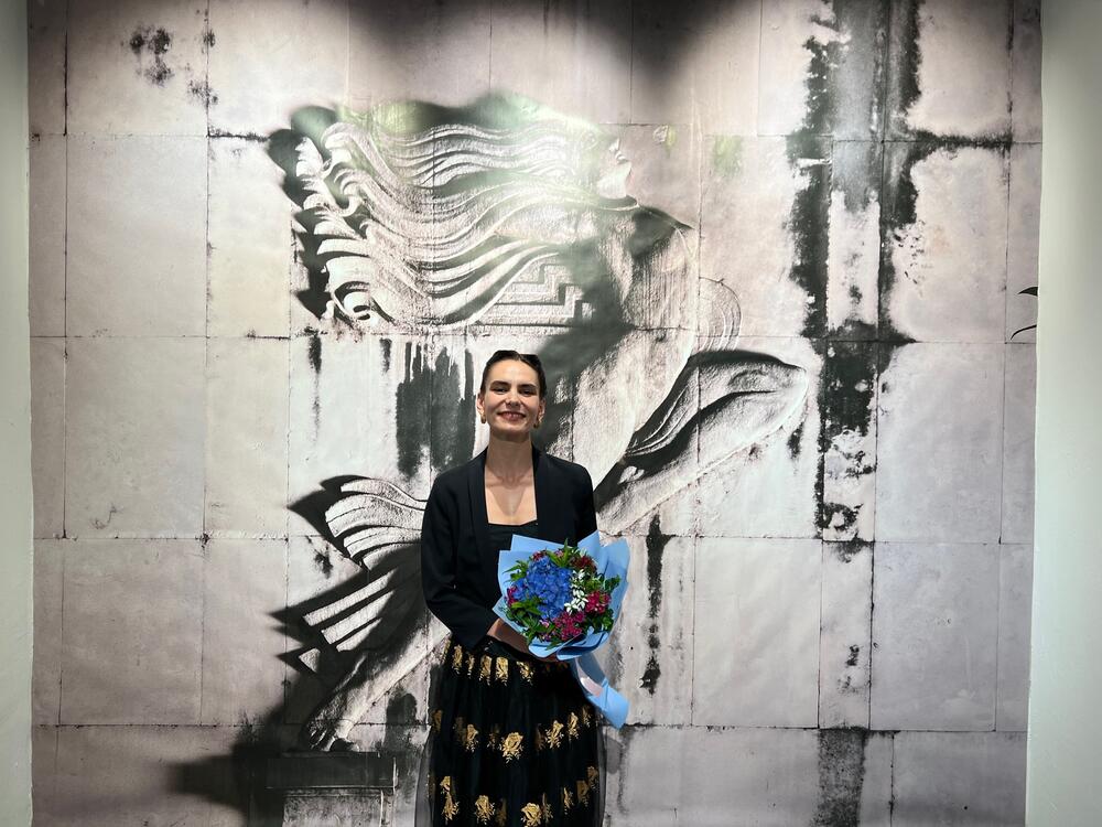 <p>"Usljed investitorske megalomanije, kolektivne amnezije i nebrige za kulturno nasljeđe, prostor grada - njegove ulice i arhitektonska zdanja bivaju izmijenjena, uništavana i brisana preko noći", istakla je umjetnica</p>