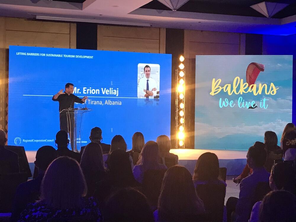 <p>Na pitanje kako da se Zapadni Balkan pozicionira na svjetsku scenu, generalna sekretarka Savjeta za regionalnu saradnju (RCC) Majlinda Bregu ističe da je prvi korak urađen, misleći na ukidanje rominga, a da se drugi tiče slobode kretanja</p>