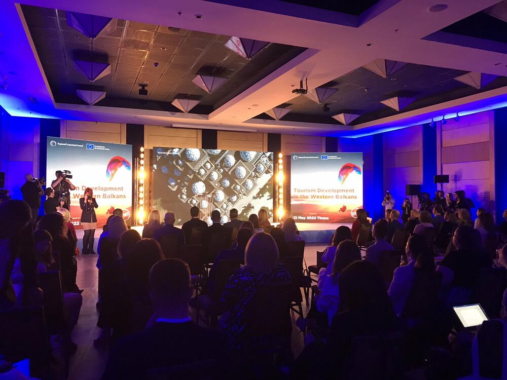 <p>Na pitanje kako da se Zapadni Balkan pozicionira na svjetsku scenu, generalna sekretarka Savjeta za regionalnu saradnju (RCC) Majlinda Bregu ističe da je prvi korak urađen, misleći na ukidanje rominga, a da se drugi tiče slobode kretanja</p>