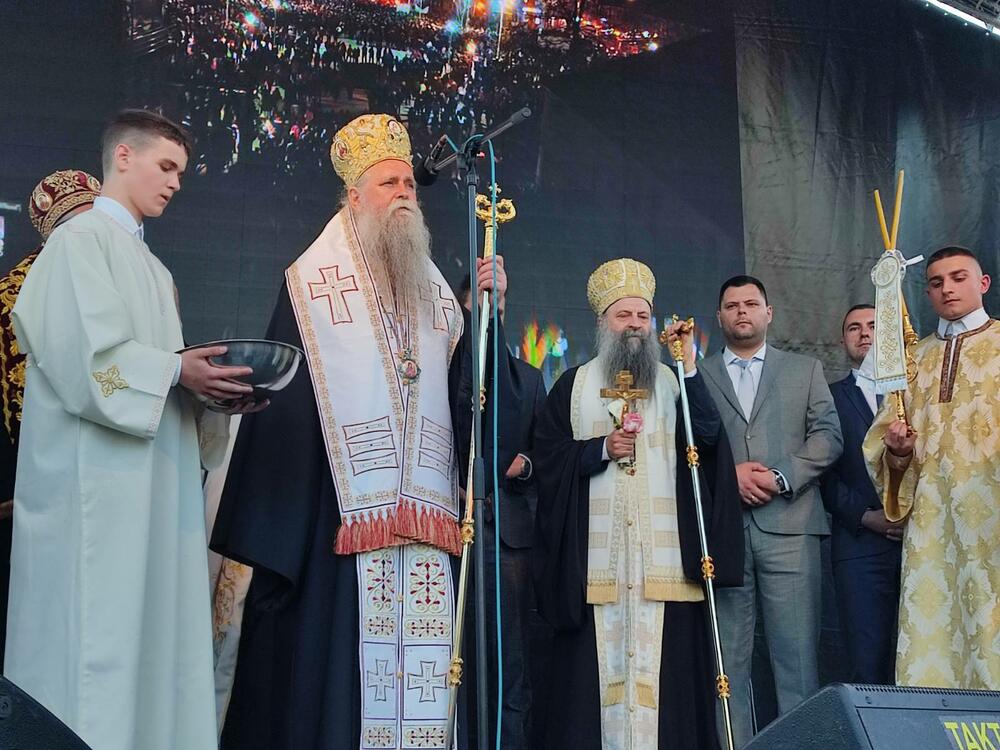 <p>Litiju su predvodili patrijarh Srpske pravoslavne crkve (SPC) Porfirije, mitropoliti crnogorsko-primorski (MCP) Joanikije i krfski Nektarije, episkop budimljansko-nikšićki Metodije, veliki broj vladika, brojni arhijereji, sveštenstvo i monaštvo</p>