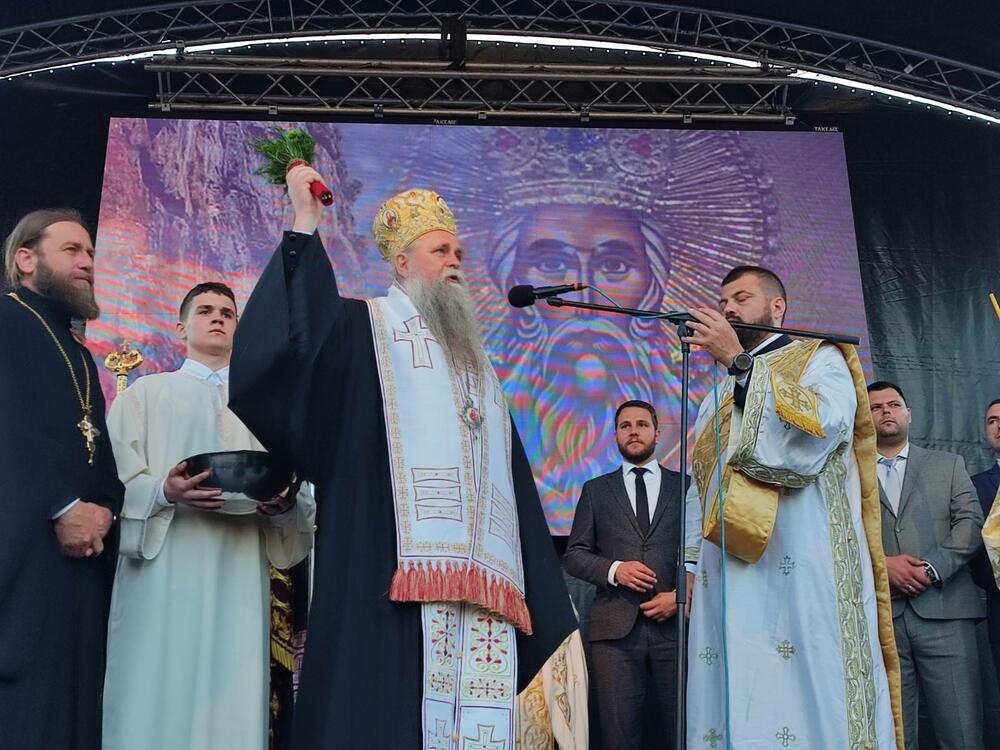 <p>Litiju su predvodili patrijarh Srpske pravoslavne crkve (SPC) Porfirije, mitropoliti crnogorsko-primorski (MCP) Joanikije i krfski Nektarije, episkop budimljansko-nikšićki Metodije, veliki broj vladika, brojni arhijereji, sveštenstvo i monaštvo</p>