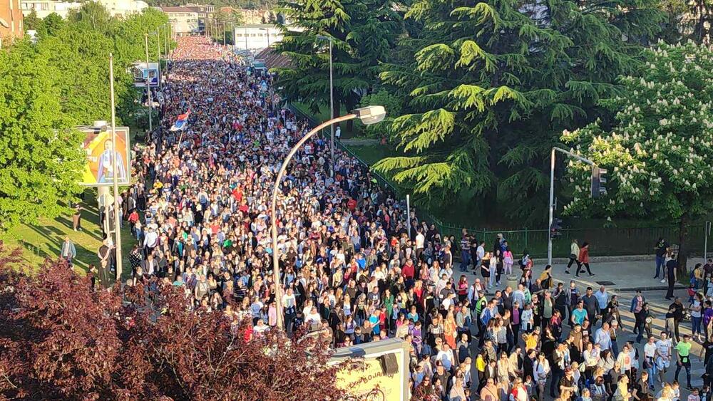 <p>Litiju su predvodili patrijarh Srpske pravoslavne crkve (SPC) Porfirije, mitropoliti crnogorsko-primorski (MCP) Joanikije i krfski Nektarije, episkop budimljansko-nikšićki Metodije, veliki broj vladika, brojni arhijereji, sveštenstvo i monaštvo</p>