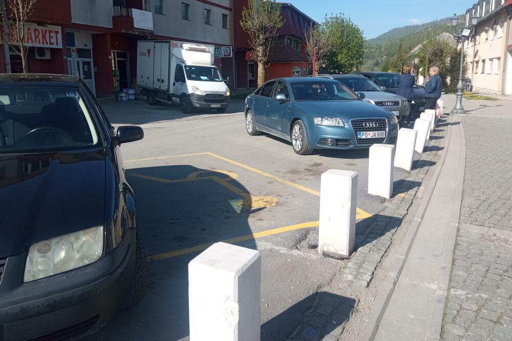 Parking mjesta za OSI u Kolašinu rijetko su slobodna, Foto: Dragana Šćepanović