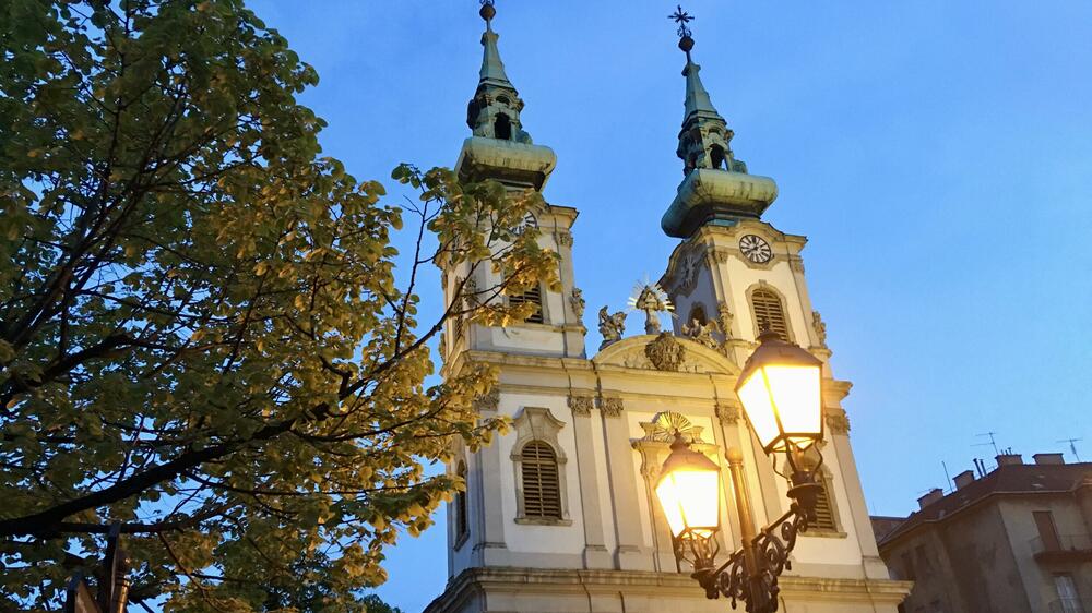 <p>Što se više približavamo našem cilju, to je ravnica talasastija. Na prilazu Budimu vidimo mađarski glavni grad onako kako ga nikada nismo vidjeli - ogromna naseobina na brdovitoj obali</p>