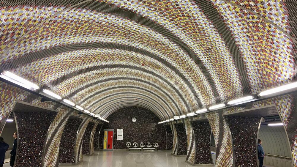 <p>Što se više približavamo našem cilju, to je ravnica talasastija. Na prilazu Budimu vidimo mađarski glavni grad onako kako ga nikada nismo vidjeli - ogromna naseobina na brdovitoj obali</p>