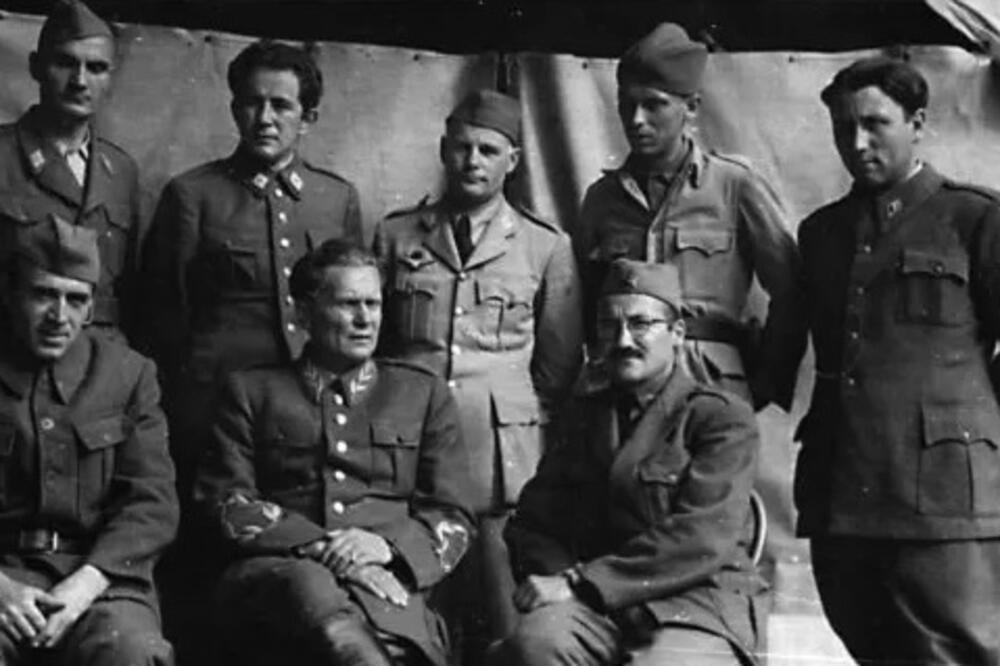 Arso Jovanović, Milovan Đilas, nepoznati, Slobodan Penezić, Aleksandar Ranković; sede: Blagoje Nešković, Josip Broz, Momčilo Marković, Foto: Sajt BIA