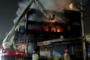 Nju Delhi: U požaru u zgradi stradalo 27 ljudi, 40 zadobilo...