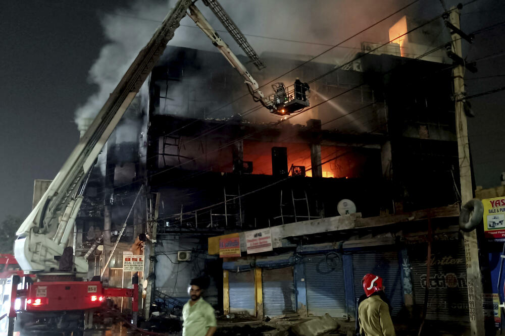 Požar u zgradi u Nju Delhiju, Foto: Beta/AP