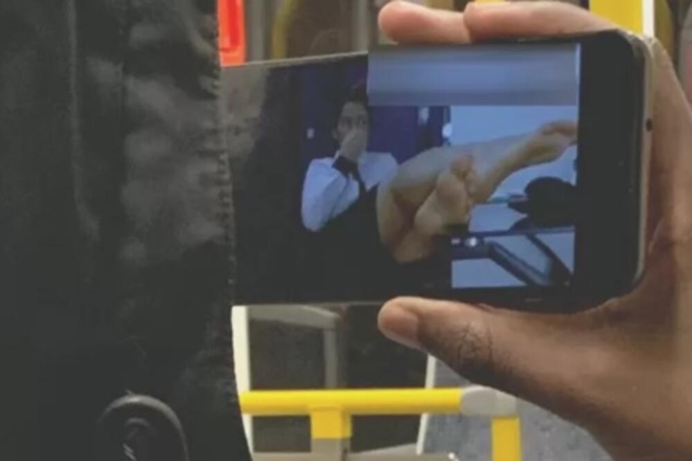 Očevidac je poslao BBC-ju fotografiju muškarca kako gleda film za odrasle u tramvaju u Velikoj Britaniji, Foto: Emma Hermansson