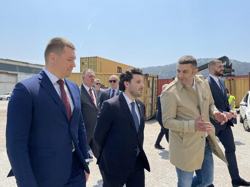<p>Predsjednik Vlade Crne Gore Dritan Abazović, ministar finansija Aleksandar Damjanović, ministar unutrašnjih poslova Filip Adžić, ministar bez portfelja Zoran Miljanić i direktor Uprave prihoda i carina (UPC) Rade Milošević trenutno su u posjeti Slobodnoj zoni Luke Bar</p>