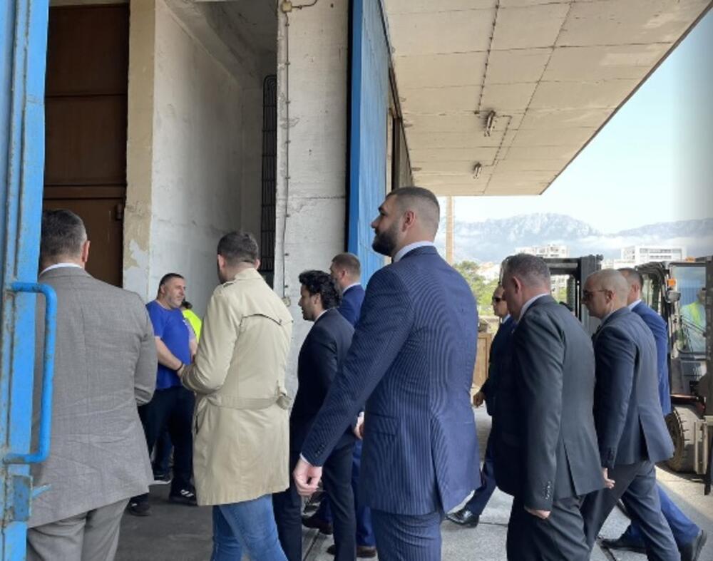 <p>Predsjednik Vlade Crne Gore Dritan Abazović, ministar finansija Aleksandar Damjanović, ministar unutrašnjih poslova Filip Adžić, ministar bez portfelja Zoran Miljanić i direktor Uprave prihoda i carina (UPC) Rade Milošević trenutno su u posjeti Slobodnoj zoni Luke Bar</p>