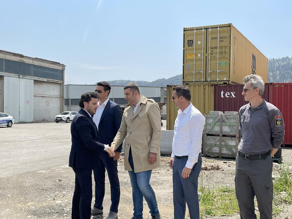 <p>Predsjednik Vlade Crne Gore Dritan Abazović, ministar finansija Aleksandar Damjanović, ministar unutrašnjih poslova Filip Adžić, ministar bez portfelja Zoran Miljanić i direktor Uprave prihoda i carina (UPC) Rade Milošević trenutno su u posjeti Slobodnoj zoni Luke Bar</p>