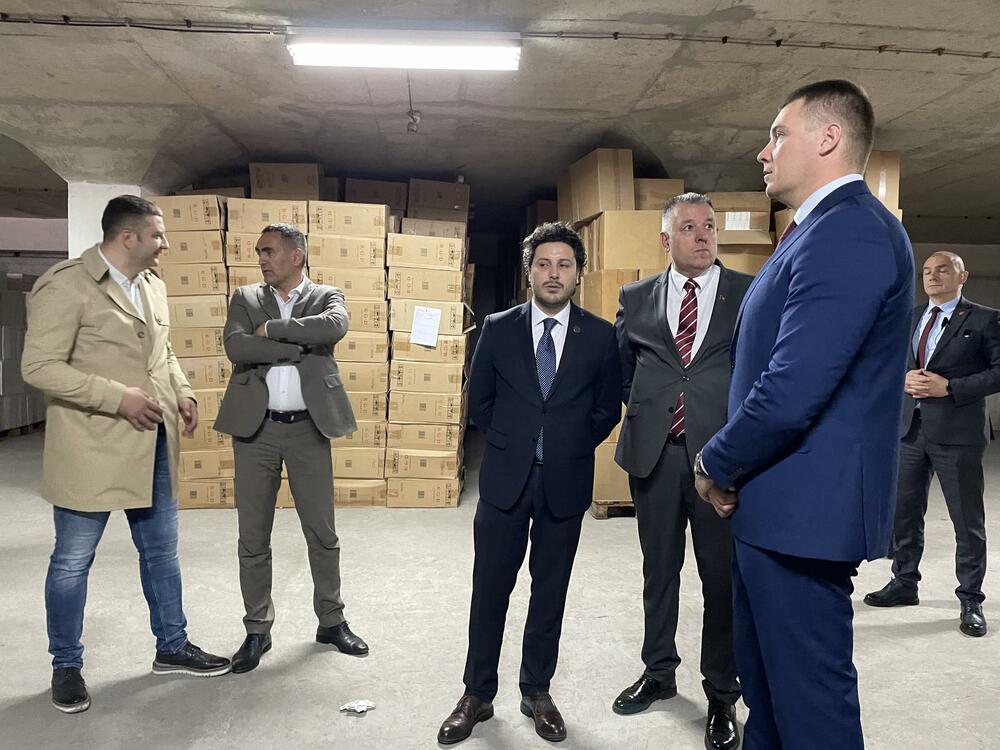 <p>Predsjednik Vlade Crne Gore Dritan Abazović, ministar finansija Aleksandar Damjanović, ministar unutrašnjih poslova Filip Adžić, ministar bez portfelja Zoran Miljanić i direktor Uprave prihoda i carina (UPC) Rade Milošević trenutno su u posjeti Slobodnoj zoni Luke Bar</p>