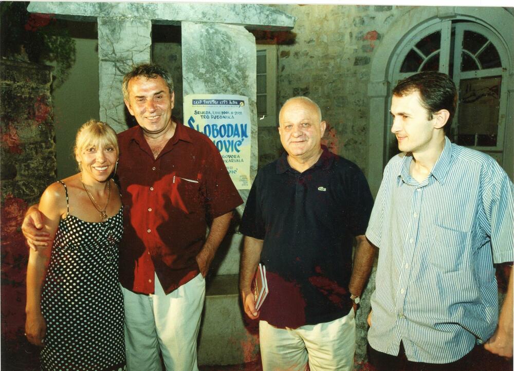 Trg pjesnika u Budvi, 1. avgusta 2001. Slijeva: Radmila Radosavljević, Milisav Savić, Slobodan Vuković i Gojko Božović
