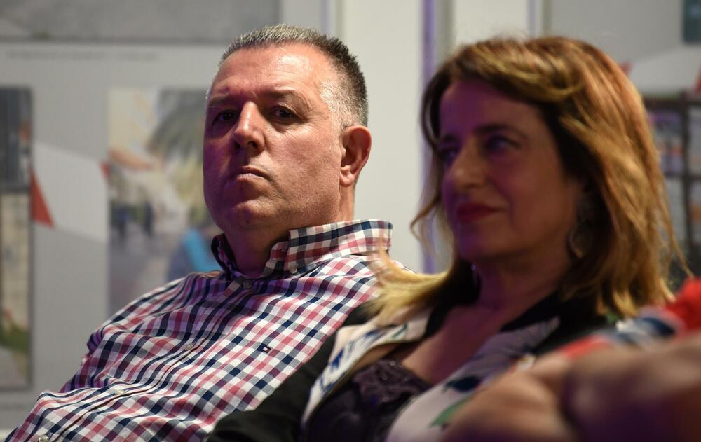 <p>Profesor Miodrag Perović je u svom obraćanju rekao i da se trudio da uvijek i sve počiva na moralu, ali i da niko nikada nije dao instrukciju da se tekst napiše protiv ili za nekoga</p>