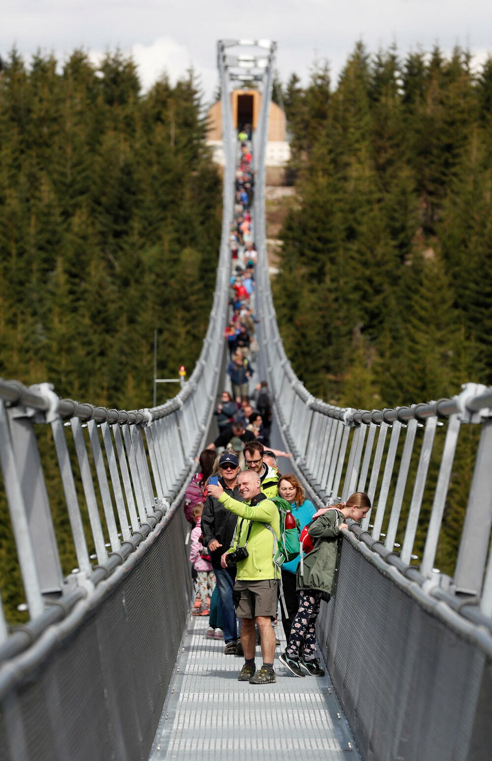 <p>Most se nalazi na više od 1.100 metara nadmorske visine i spaja dva planinska grebena na sjeveroistoku zemlje</p>