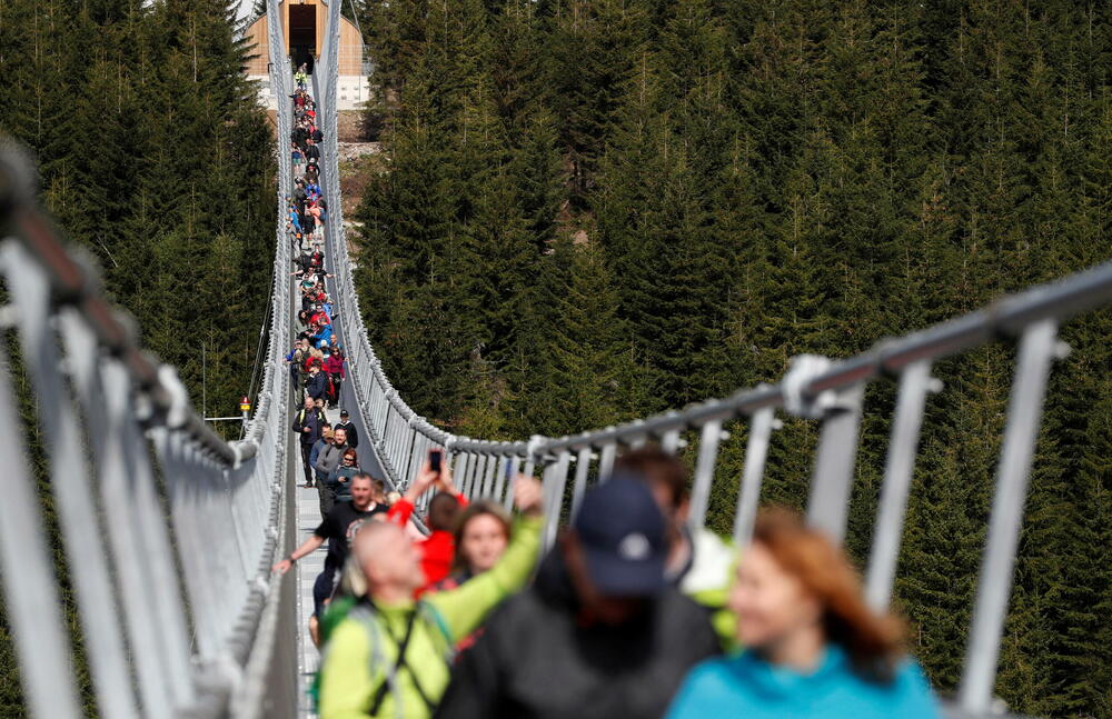 <p>Most se nalazi na više od 1.100 metara nadmorske visine i spaja dva planinska grebena na sjeveroistoku zemlje</p>