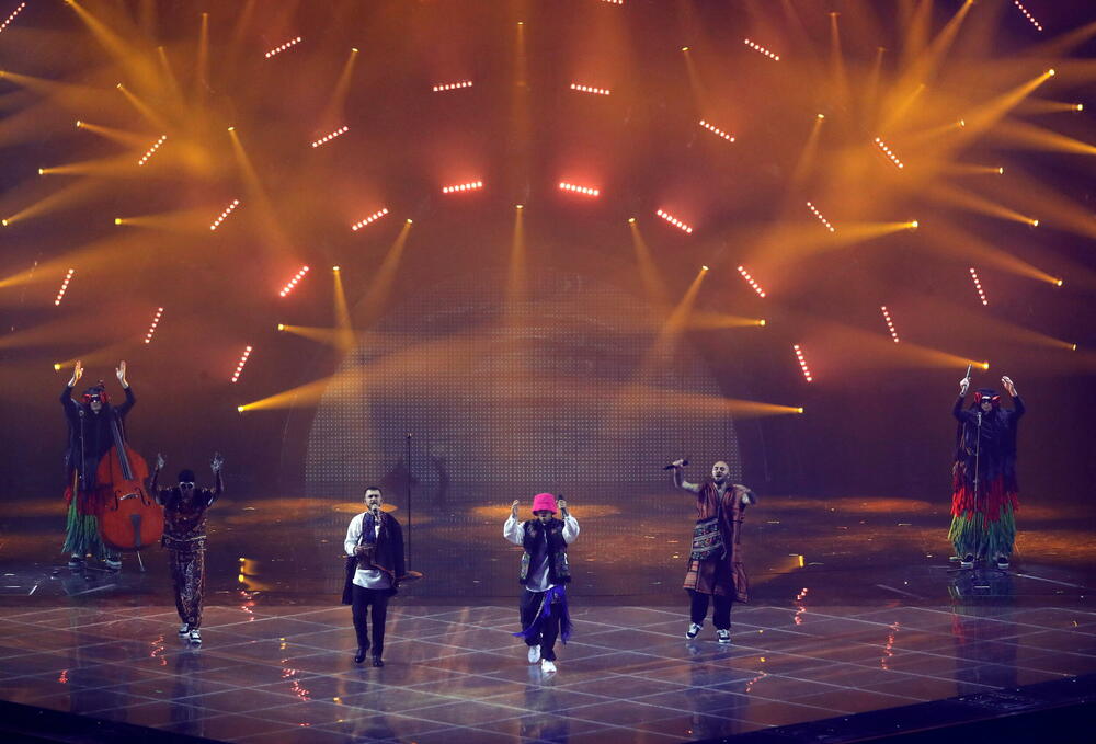 <p>Hip-hop grupa Kalush Orchestra na muzičkom takmičenju održanom u Torinu nastupila sa pjesmom “Stefania”</p>