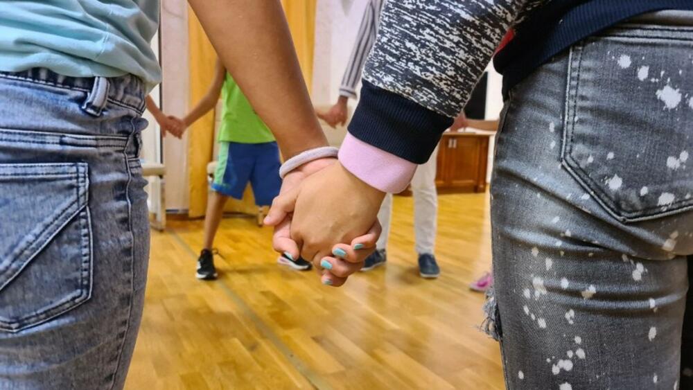 <p>Ideja projekta bila je da se djeca upoznaju s različitim vrstama umjetnosti, s naglaskom na kulture SAD-a i Crne Gore, te da kroz muziku, slikanje, vajanje, glumu i pokret što neposrednije pronađu i ispolje svoj kreativni agens.</p>