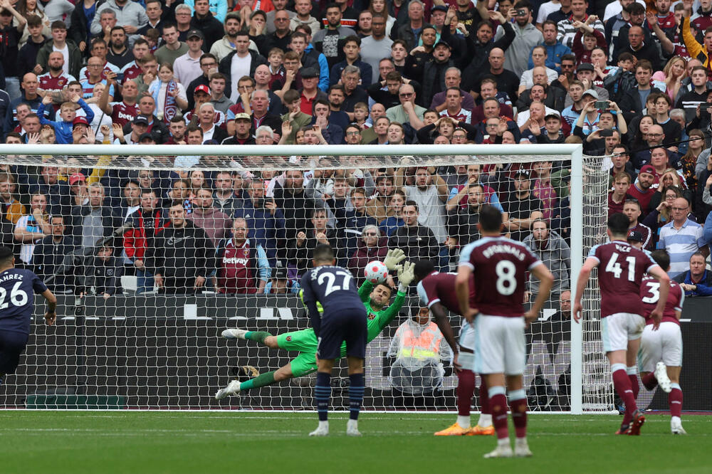 Fabijanski brani penal Marezu, Foto: Reuters