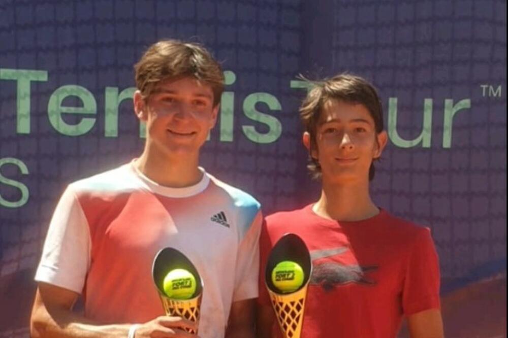 Milan Ristov (lijevo) sa utješnim trofejem, Foto: Privatna arhiva