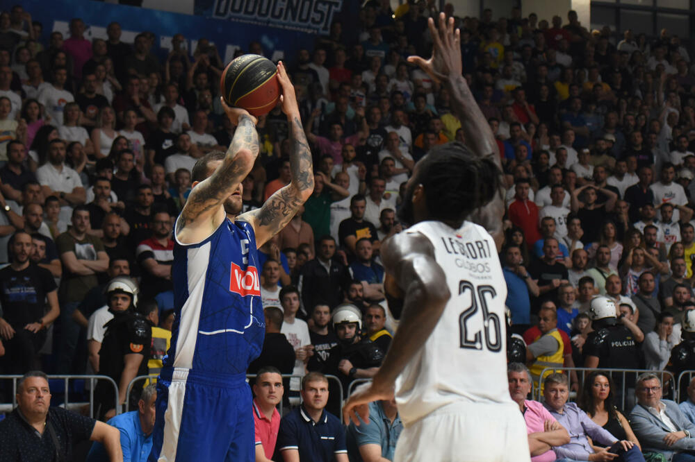 Trenutak odluke: Vladimir Micov daje trojku za pobjedu, Foto: KK Budućnost Voli