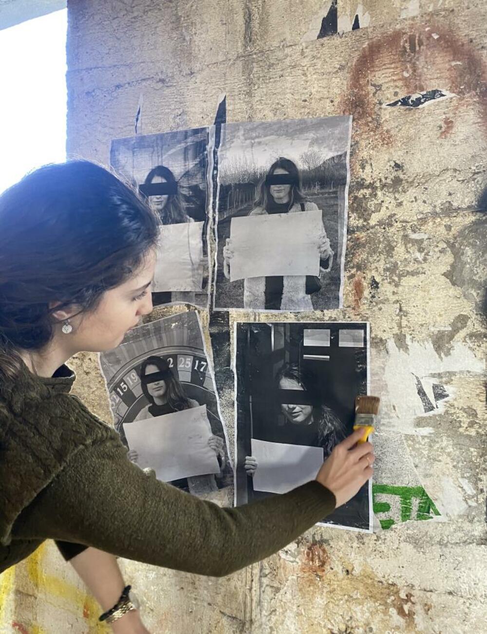 <p>"Pregledom ovog Instagram profila i čitanjem riječi koje su posjetioci izabrali i uslikali tokom izložbe, dobijamo jasnu sliku o emotivnom stanju društva u određenom trenutku. Tako je sama izložba transfromisana iz analognog u digitali svijet i time nastavila da živi i nakon trajanja izložbe"</p>