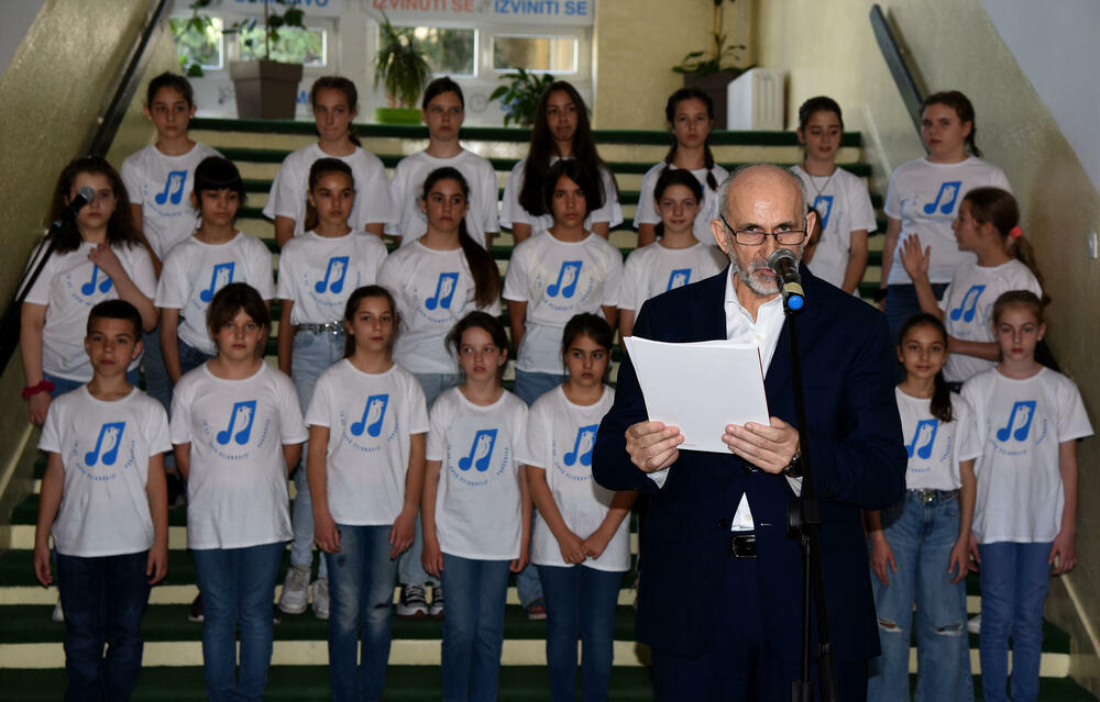 <p>Najstarija podgorička Osnovna škola "Savo Pejanović" proslavila je danas svoj 76. rođendan. U galeriji pogledajte dio programa koji su priredili učenici sa svojim učiteljicama i učiteljima.</p>