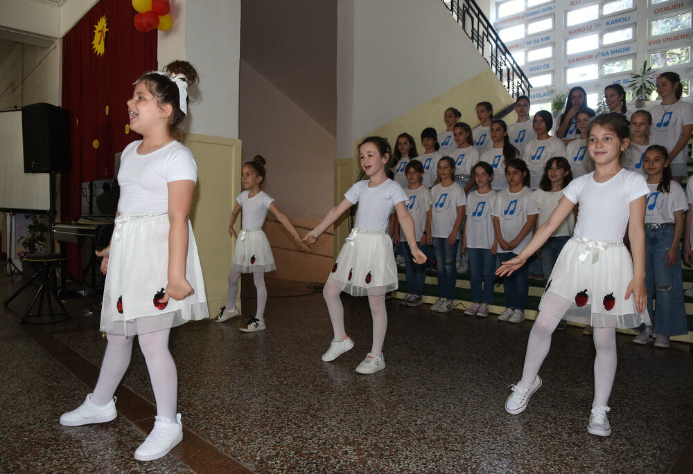 <p>Najstarija podgorička Osnovna škola "Savo Pejanović" proslavila je danas svoj 76. rođendan. U galeriji pogledajte dio programa koji su priredili učenici sa svojim učiteljicama i učiteljima.</p>