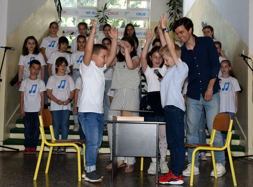 <p>Najstarija podgorička Osnovna škola "Savo Pejanović" proslavila je danas svoj 76. rođendan. U galeriji pogledajte dio programa koji su priredili učenici sa svojim učiteljicama i učiteljima.</p>