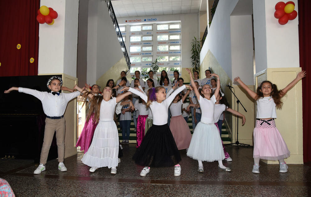 <p>Najstarija podgorička Osnovna škola "Savo Pejanović" proslavila je danas svoj 76. rođendan. U galeriji pogledajte dio programa koji su priredili učenici sa svojim učiteljicama i učiteljima.</p>