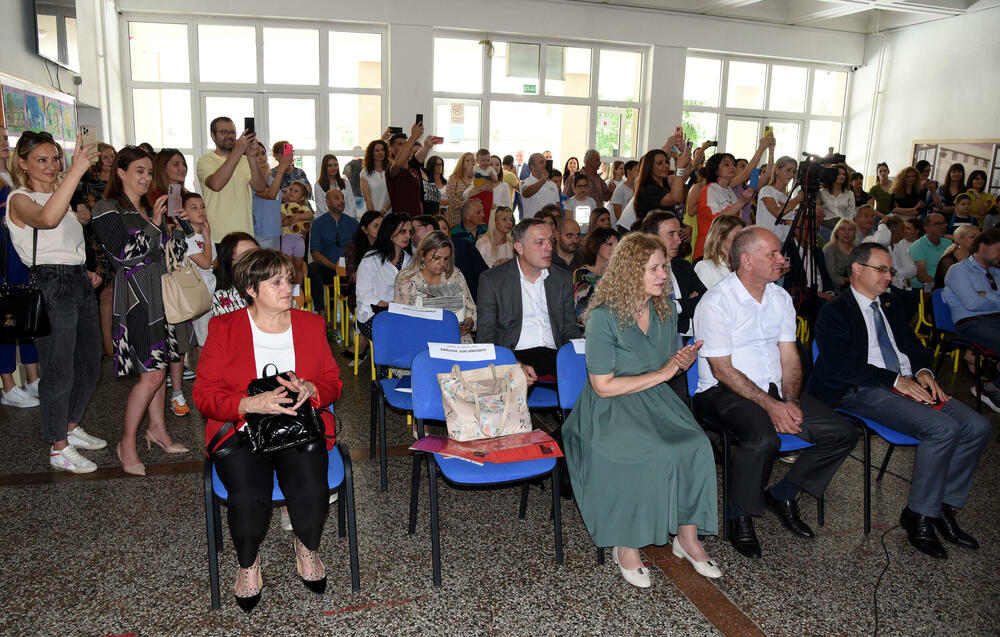 <p>Najstarija podgorička Osnovna škola "Savo Pejanović" proslavila je danas svoj 76. rođendan. U galeriji pogledajte dio programa koji su priredili učenici sa svojim učiteljicama i učiteljima.</p>