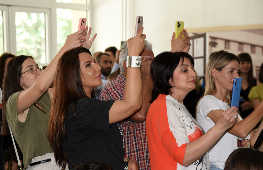 <p>Najstarija podgorička Osnovna škola "Savo Pejanović" proslavila je danas svoj 76. rođendan. U galeriji pogledajte dio programa koji su priredili učenici sa svojim učiteljicama i učiteljima.</p>