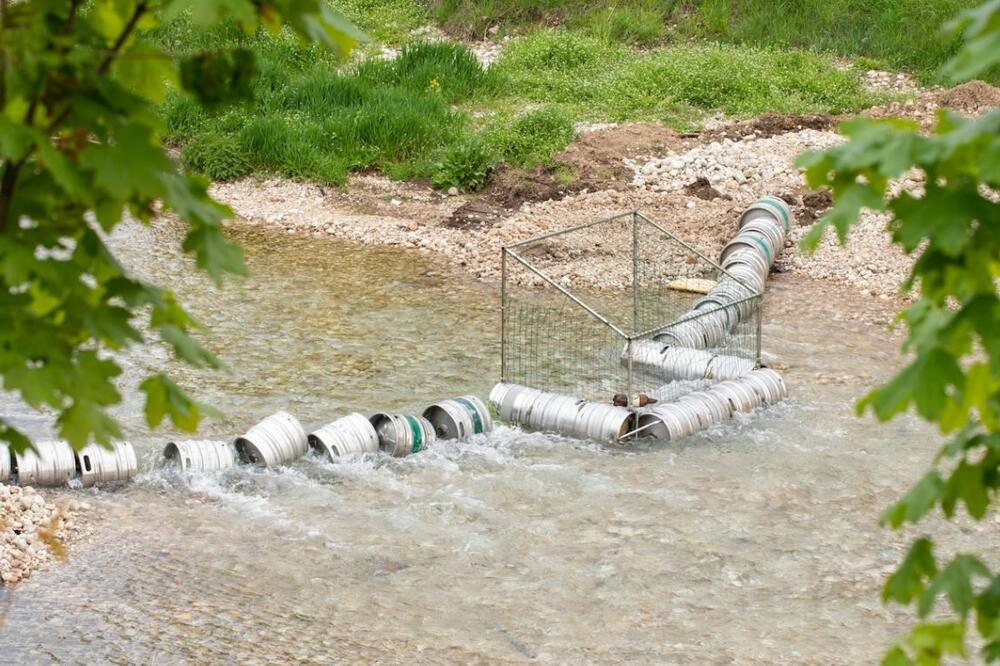 Brana od 30 pivskih buradi, Foto: Pivara