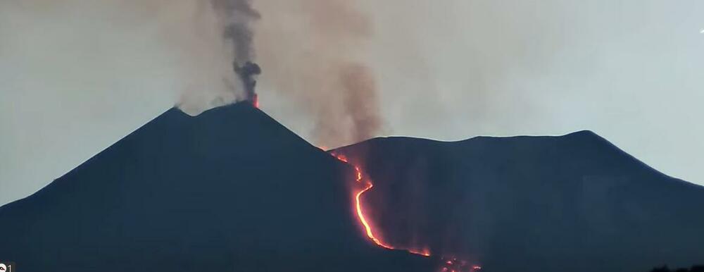 Etna ponovo eruptirala: Izbacuje lavu niz kratere na istočnoj...