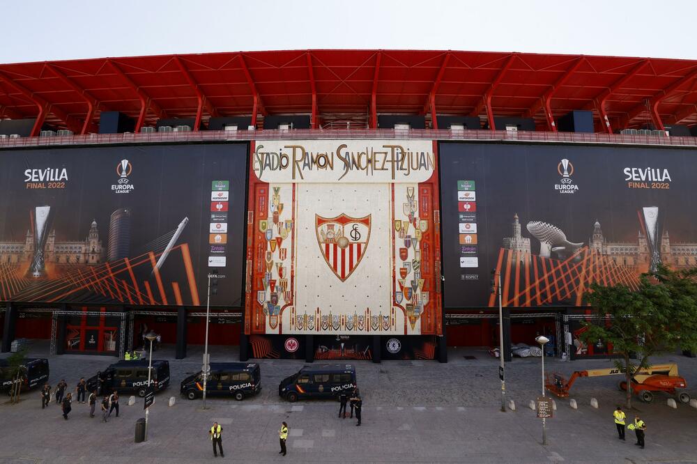 Policija ispred stadiona u Sevilji, Foto: Reuters