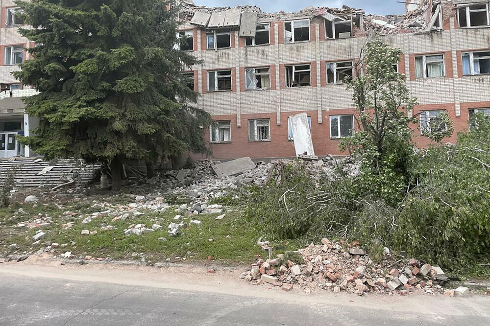 Oštećena zgrada u današnjim napadima na Donjeck, Foto: Reuters
